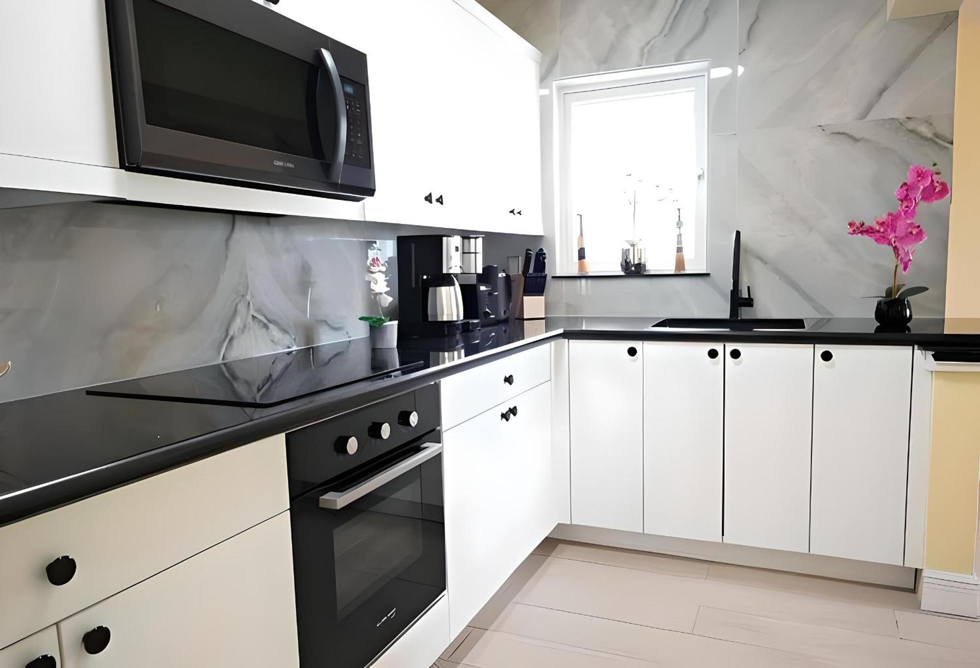 Apartment Lovely Near Beach, Downtown, 24h Security, Pool Nassau