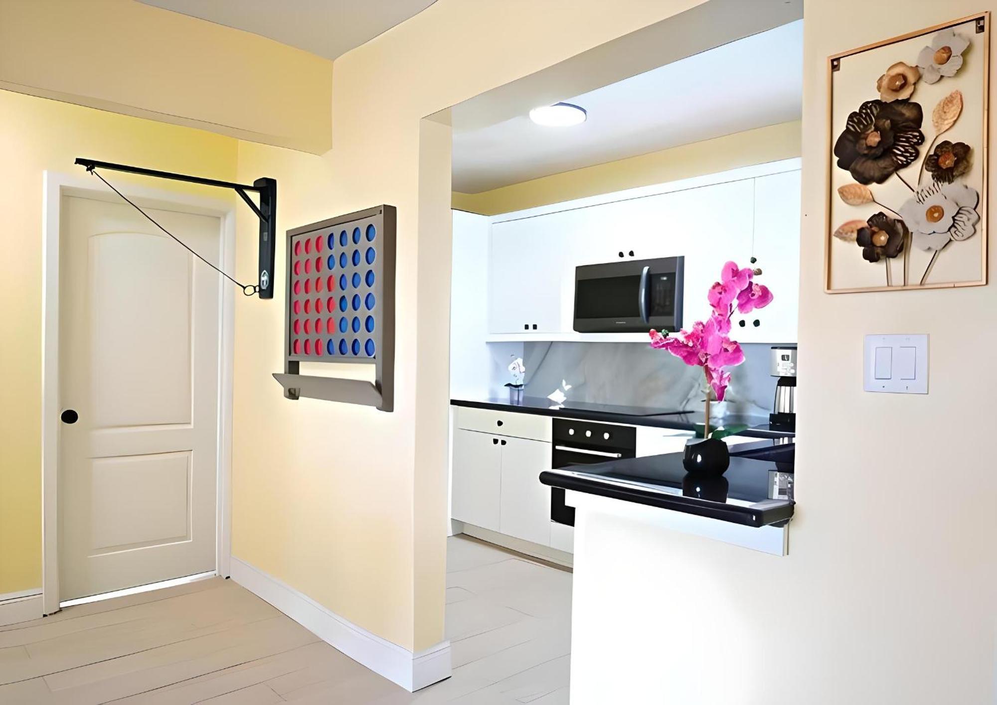 Lovely Near Beach, Downtown, 24h Security, Pool Apartment Nassau